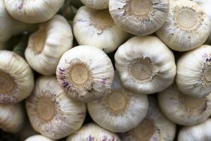 Trocar alhos por bogalhos