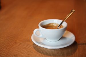 Dar um café ou cafezinho a alguém
