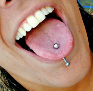 Dar com a língua nos dentes
