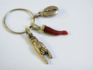 Quem não pode com mandinga não carrega patuá