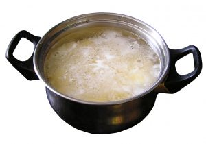 Em panela que muito se mexe, a comida azeda
